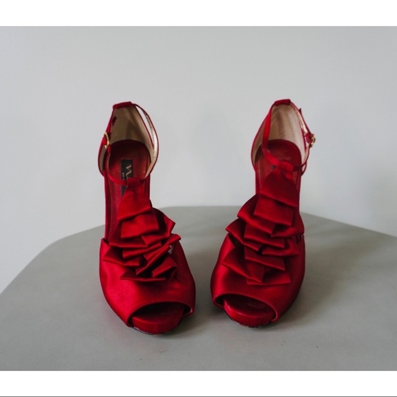 RED SATIN HEELS - Picture 2 of 9